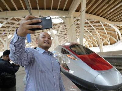 Semringah Warga Jajal Kereta Cepat Jakarta-Bandung