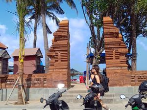 Wajah Baru Pantai Kuta dengan Gapura-Tembok Pembatas Bata Merah Wajah Baru Pantai Kuta dengan Gapura-Tembok Pembatas Bata Merah
