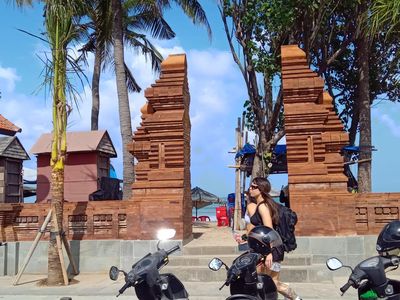 Wajah Baru Pantai Kuta dengan Gapura-Tembok Pembatas Bata Merah