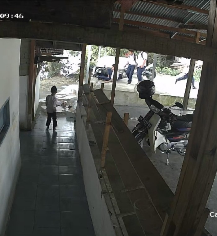 Siswa SD tewas tertimba tembok tempat wudu masjid yang roboh diseruduk sepeda motor. (Istimewa) Siswa SD tewas tertimba tembok tempat wudu masjid yang roboh diseruduk sepeda motor. (Istimewa)