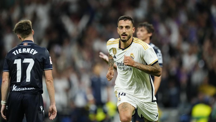 Real Madrids Joselu celebrates scoring his sides 2nd goal during Spanish La Liga soccer match between Real Madrid and Real Sociedad at the Santiago Bernabéu stadium in Madrid, Spain, Sunday, Sept. 17, 2023. (AP Photo/Jose Breton)