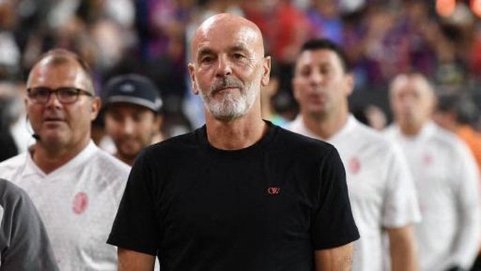 LAS VEGAS, NEVADA - AUGUST 01: Head coach Stefano Pioli of AC Milan before the start of a preseason friendly match against FC Barcelona during the 2023 Soccer Champions Tour at Allegiant Stadium on August 01, 2023 in Las Vegas, Nevada.   Candice Ward/Getty Images/AFP (Photo by Candice Ward / GETTY IMAGES NORTH AMERICA / Getty Images via AFP)