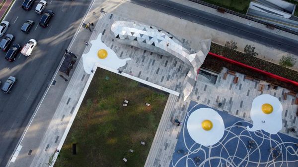 Telur Ceplok Raksasa Hiasi Alun-alun Sao Paulo Brasil