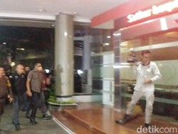 Tenaga Ahli Kominfo Tiba di Kejagung Usai Ditangkap di PN Jakpus