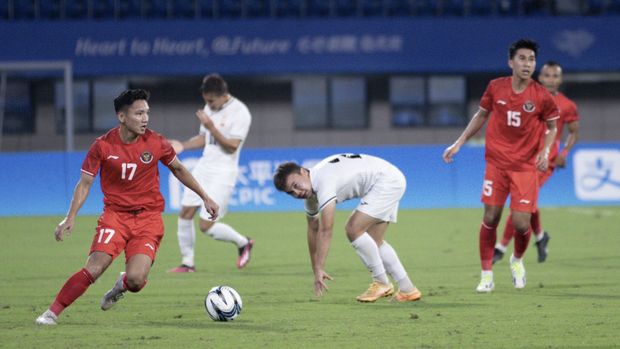 Timnas Indonesia U-24 melawan Kirgistan pada pertandingan pertama Grup F Asian Games 2023 di Stadion Zhejiang Normal University East, Selasa (19/9).