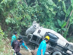 Alami Rem Blong, Truk Bermuatan Beton Terperosok ke Jurang
