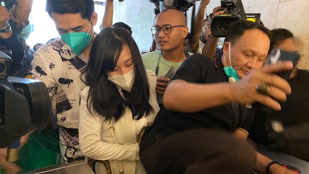 Wanita berinisial VV penuhi panggilan penyidik Polda Metro Jaya terkait dugaan berperan sebagai talent di rumah produksi film porno di Jaksel, Selasa (19/9/2023).