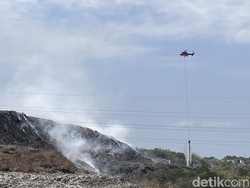 Penampakan Heli Super Puma Water Bombing Kebakaran TPA Putri Cempo Solo