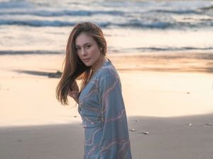 Saat Wulan Guritno Joget-joget di Pantai, Bikin Traveler Gagal Fokus Saat Wulan Guritno Joget-joget di Pantai, Bikin Traveler Gagal Fokus