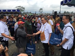 Zulhas Salurkan Paket Sembako Kemendag Peduli untuk Warga Timika