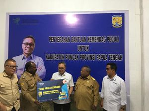 Salurkan 2.000 Paket Sembako ke Kabupaten Puncak Papua, Zulhas: Kita NKRI