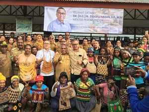 Traktir Sembako, Zulhas Bikin Mama-mama di Timika Bahagia