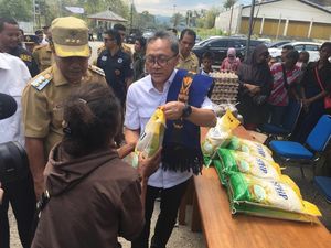 Bagikan 4 Ton Beras di Sumba, Zulhas: Jangan Sampai Rakyat Kesulitan