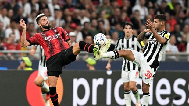 Soccer Football - Champions League - Group F - AC Milan v Newcastle United - San Siro, Milan, Italy - September 19, 2023 AC Milan's Olivier Giroud in action with Newcastle United's Bruno Guimaraes REUTERS/Daniele Mascolo