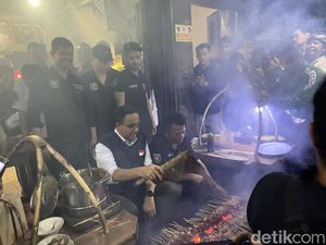 Makan Sate di Sukabumi, Anies Baswedan Terpikat Kelezatan Racikan H. Mamat