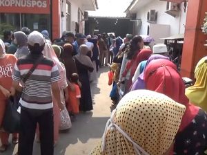Antrean Penerimaan Beras Subsidi di Purwakarta Mengular Antrean Penerimaan Beras Subsidi di Purwakarta Mengular