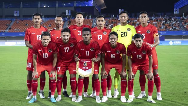 Pesepak bola Timnas U-24 Indonesia berpose sebelum melawan Kirgistan dalam pertandingan kualifikasi Grup F Asian Games 2022 di Zhejiang Normal University East Stadium, Hangzhou, China, Selasa (19/9/2023). ANTARA FOTO/HO-NOC Indonesia/Naif Al’As