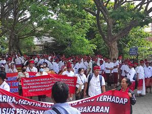 Kecam AWK, Warga Bugbug Pendukung Resor Geruduk Kantor DPD Bali Kecam AWK, Warga Bugbug Pendukung Resor Geruduk Kantor DPD Bali