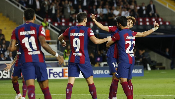 Soccer Football - Champions League - Group H - FC Barcelona v Royal Antwerp - Estadi Olimpic Lluis Companys, Barcelona, Spain - September 19, 2023 FC Barcelonas Joao Felix celebrates scoring their first goal with Ilkay Gundogan REUTERS/Albert Gea