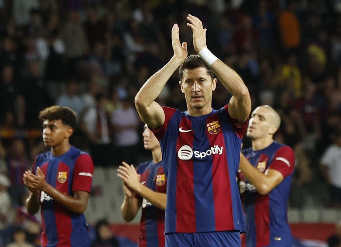 Soccer Football - Champions League - Group F - Paris St Germain v Borussia Dortmund - Parc des Princes, Paris, France - September 19, 2023
FC Barcelonas Oriol Romeu, Lamine Yamal and Fermin Lopez applaud fans after the match REUTERS/Albert Gea