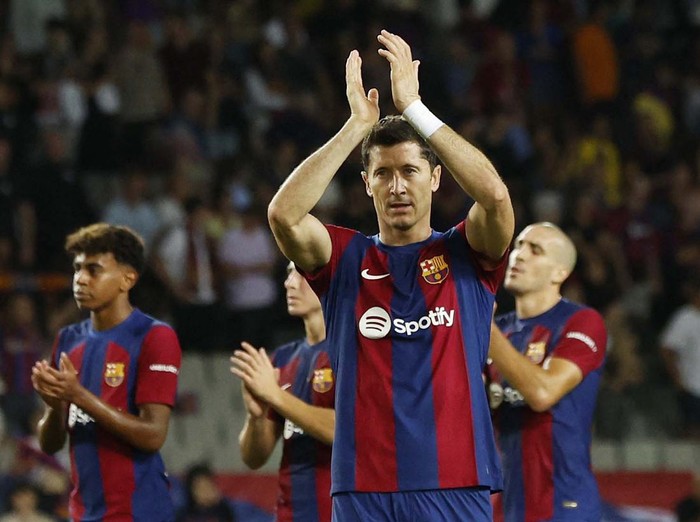 Soccer Football - Champions League - Group F - Paris St Germain v Borussia Dortmund - Parc des Princes, Paris, France - September 19, 2023
FC Barcelona's Oriol Romeu, Lamine Yamal and Fermin Lopez applaud fans after the match REUTERS/Albert Gea