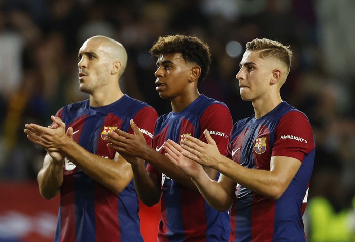 Soccer Football - Champions League - Group F - Paris St Germain v Borussia Dortmund - Parc des Princes, Paris, France - September 19, 2023
FC Barcelonas Oriol Romeu, Lamine Yamal and Fermin Lopez applaud fans after the match REUTERS/Albert Gea