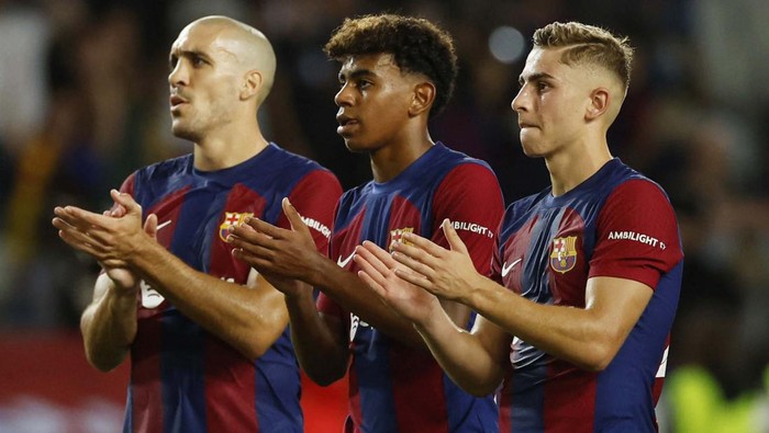Soccer Football - Champions League - Group F - Paris St Germain v Borussia Dortmund - Parc des Princes, Paris, France - September 19, 2023
FC Barcelona's Oriol Romeu, Lamine Yamal and Fermin Lopez applaud fans after the match REUTERS/Albert Gea
