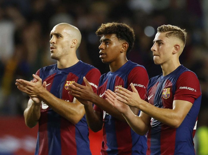 Soccer Football - Champions League - Group F - Paris St Germain v Borussia Dortmund - Parc des Princes, Paris, France - September 19, 2023
FC Barcelona's Oriol Romeu, Lamine Yamal and Fermin Lopez applaud fans after the match REUTERS/Albert Gea