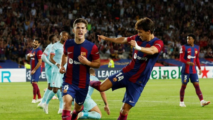 Barcelona Gasak Royal Antwerp 5-0 Soccer Football - Champions League - Group F - Paris St Germain v Borussia Dortmund - Parc des Princes, Paris, France - September 19, 2023
FC Barcelona's Oriol Romeu, Lamine Yamal and Fermin Lopez applaud fans after the match REUTERS/Albert Gea