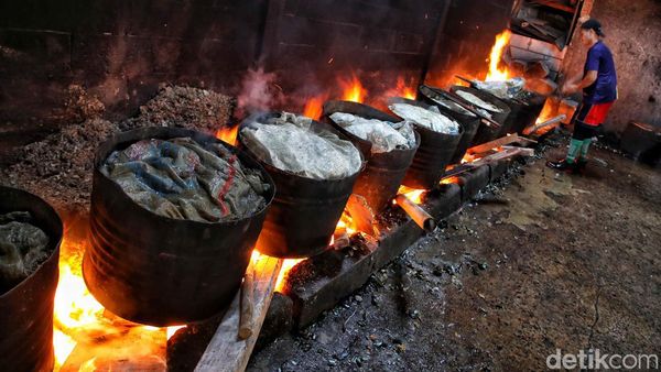 Begini Perebusan Kerang Hijau di Cilincing Jakarta Utara