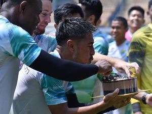 Hadiah Sato untuk Persib