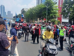 Buruh Demo di Kemnaker, Lalin Jalan Gatot Subroto Macet Siang Ini