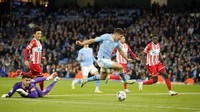 Man City langsung menggebrak usai restart dan mendapatkan gol penyama dari Julian Alvarez pada menit ke-47. AP/Dave Thompson  