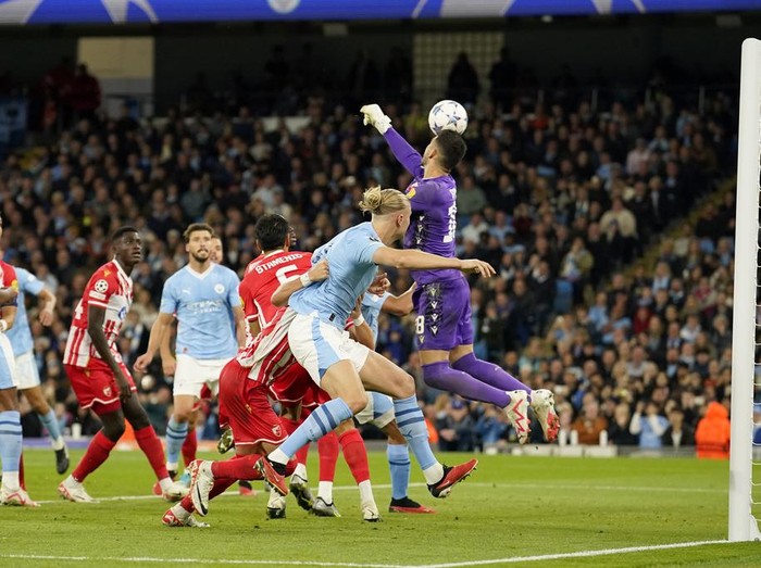 Red Star's goalkeeper Omri Glazer, right, fails to stop Manchester City's Julian Alvarez second goal during the Champions League group G soccer match between Manchester City and Red Star Belgrade in Manchester, England, Tuesday Sept. 19, 2023. (AP Photo/Dave Thompson)