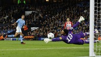 Rodri lantas menegaskan kemenangan tuan rumah pada menit ke-73. Hasil ini menempatkan Man City sementara di urutan kedua Grup G Liga Champions di belakang RB Leipzig. Jason Cairnduff/Action Images/Reuters  