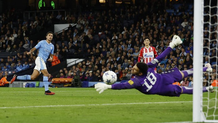 Comeback Manchester City Bekuk Red Star Belgrade Soccer Football - Champions League - Group G - Manchester City v Crvena Zvezda - Etihad Stadium, Manchester, Britain - September 19, 2023 Manchester City's Rodri scores their third goal past Crvena Zvezda's Omri Glazer Action Images via Reuters/Jason Cairnduff