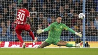 Namun serangan cepat Red Star mengejutkan mereka di akhir babak pertama. Osman Bukari menjebol gawang yang dikawal Ederson. AP/Martin Rickett  