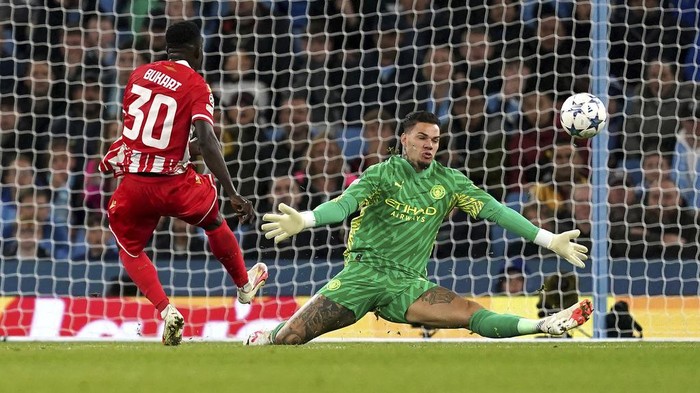 Red Star Belgrade's Osman Bukari (left) scores their side's first goal of the game which is given following a VAR check after initially being ruled out for offside, during the Champions League group G soccer match between Manchester City and Red Star Belgrade in Manchester, England, Tuesday Sept. 19, 2023. (Martin Rickett/PA via AP)