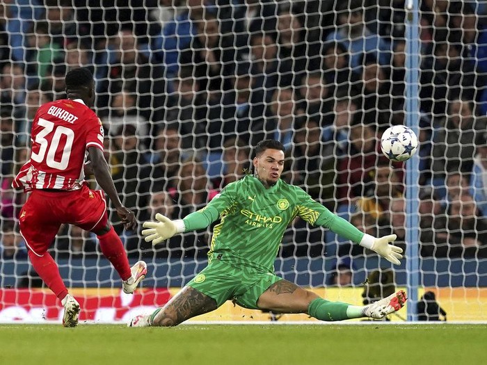 Red Star Belgrade's Osman Bukari (left) scores their side's first goal of the game which is given following a VAR check after initially being ruled out for offside, during the Champions League group G soccer match between Manchester City and Red Star Belgrade in Manchester, England, Tuesday Sept. 19, 2023. (Martin Rickett/PA via AP)