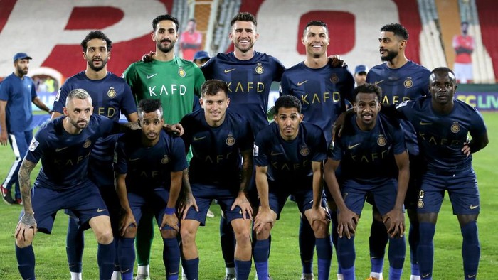 Nassr team players pose for a group picture during the AFC Champions League group E football match between Persepolis FC and al-Nassr FC at Tehran's Azadi stadium, on September 19, 2023. (Photo by ATTA KENARE / AFP)