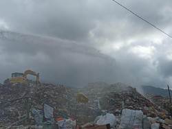 Gunung Sampah di TPA Klungkung Rawan Jadi Gunung Api