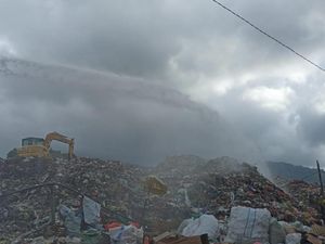 Gunung Sampah di TPA Klungkung Rawan Jadi Gunung Api Gunung Sampah di TPA Klungkung Rawan Jadi Gunung Api