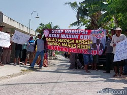Puluhan Warga Demo gegara Tak Puas Kinerja Kades di Lamongan