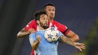 Lazio terus berusaha mendesak tamunya. Tapi kedisiplinan para pemain Diego Simeone membuat mereka frustrasi.  