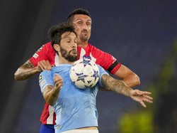Lazio terus berusaha mendesak tamunya. Tapi kedisiplinan para pemain Diego Simeone membuat mereka frustrasi.  