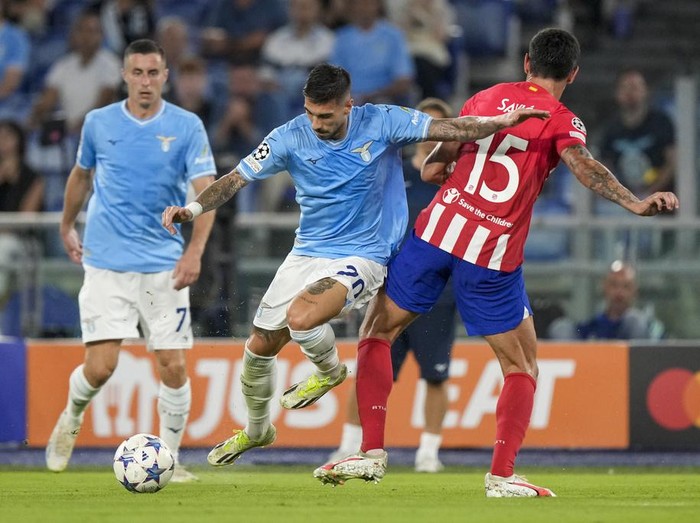 Lazio secara dramatis selamat dari kekalahan saat menjamu Atletico Madrid. Tertinggal hingga masa injury time, gol kiper Ivan Provedel mengubah skor jadi 1-1. Laga Lazio vs Atletico Madrid pada Matchday 1 Liga Champions berlangsung di Stadio Olimpico, Rabu (20/9/2023) dini hari WIB.