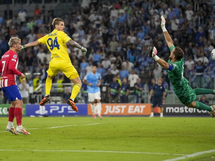 Lazio secara dramatis selamat dari kekalahan saat menjamu Atletico Madrid. Tertinggal hingga masa injury time, gol kiper Ivan Provedel mengubah skor jadi 1-1. Laga Lazio vs Atletico Madrid pada Matchday 1 Liga Champions berlangsung di Stadio Olimpico, Rabu (20/9/2023) dini hari WIB.