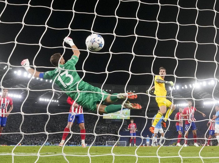 Lazio secara dramatis selamat dari kekalahan saat menjamu Atletico Madrid. Tertinggal hingga masa injury time, gol kiper Ivan Provedel mengubah skor jadi 1-1. Laga Lazio vs Atletico Madrid pada Matchday 1 Liga Champions berlangsung di Stadio Olimpico, Rabu (20/9/2023) dini hari WIB.