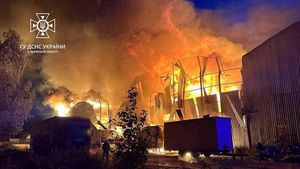 Penampakan Gudang Industri Ukraina Ludes Terbakar Dirudal Rusia