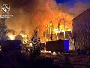 Penampakan Gudang Industri Ukraina Ludes Terbakar Dirudal Rusia